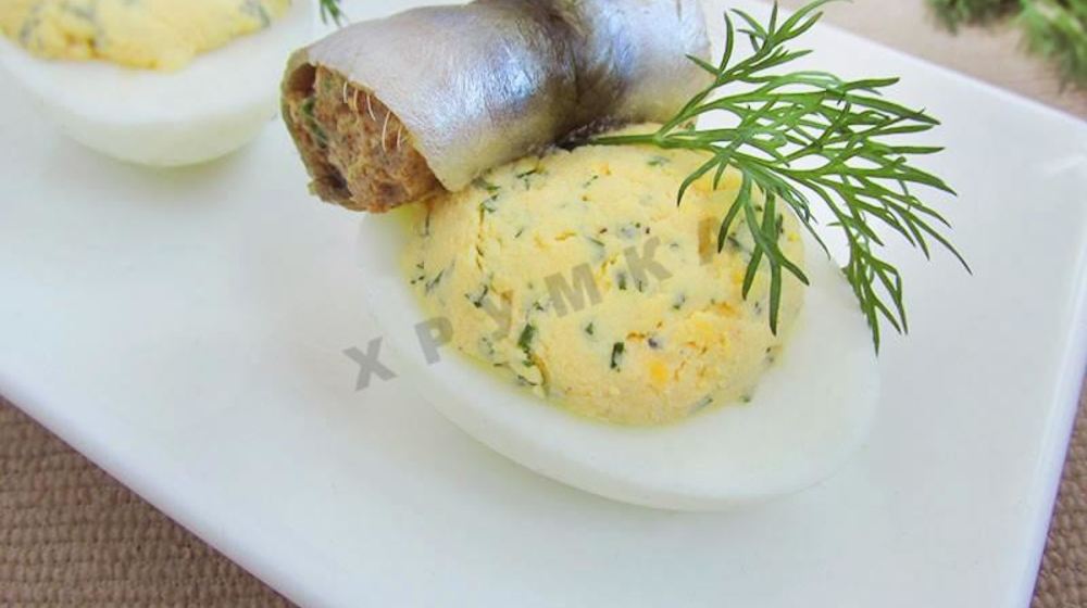 Как приготовить фаршированные яйца с рулетиками из малосольной кильки