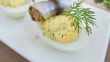 Рецепт Фаршированных яиц с рулетиками из малосольной кильки
