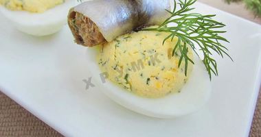 Рецепт Фаршированных яиц с рулетиками из малосольной кильки