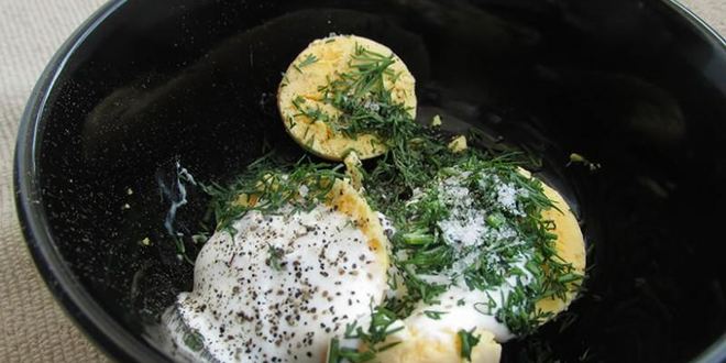 Рецепт фаршированных яиц с рулетиками из малосольной кильки