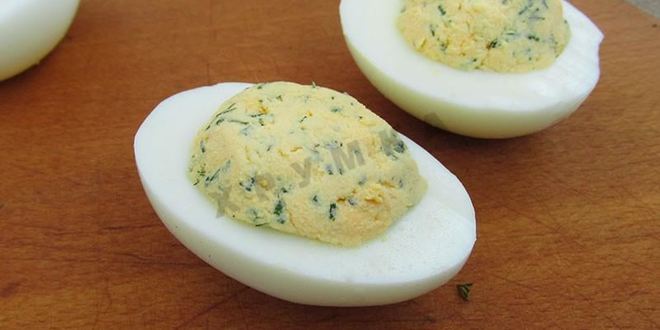 Рецепт фаршированных яиц с рулетиками из малосольной кильки