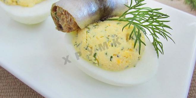 Рецепт фаршированных яиц с рулетиками из малосольной кильки
