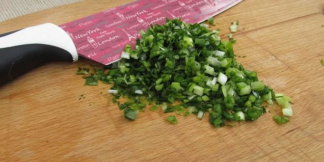 Рецепт фаршированных яиц с рулетиками из малосольной кильки