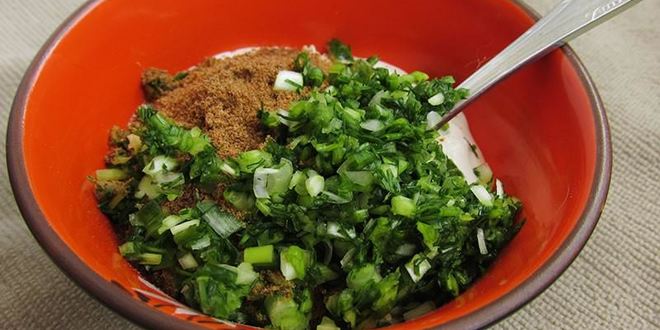 Рецепт фаршированных яиц с рулетиками из малосольной кильки