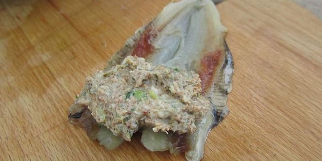 Рецепт фаршированных яиц с рулетиками из малосольной кильки