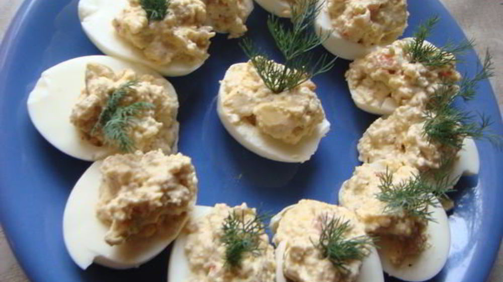 Как приготовить яйца, фаршированные креветками и оливками