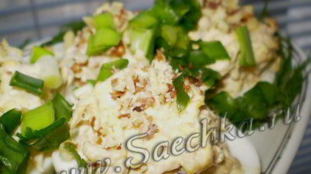 Как приготовить яйца, фаршированные куриным филе и грецкими орехами