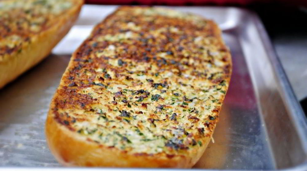 Как приготовить чесночно-сырные гренки