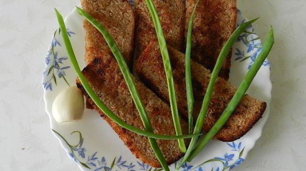 Как приготовить чесночные гренки из черного хлеба с чесноком