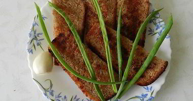 Рецепт Чесночных гренков из черного хлеба с чесноком