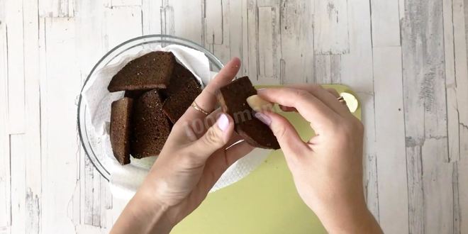 Рецепт гренков из черного хлеба с чесноком