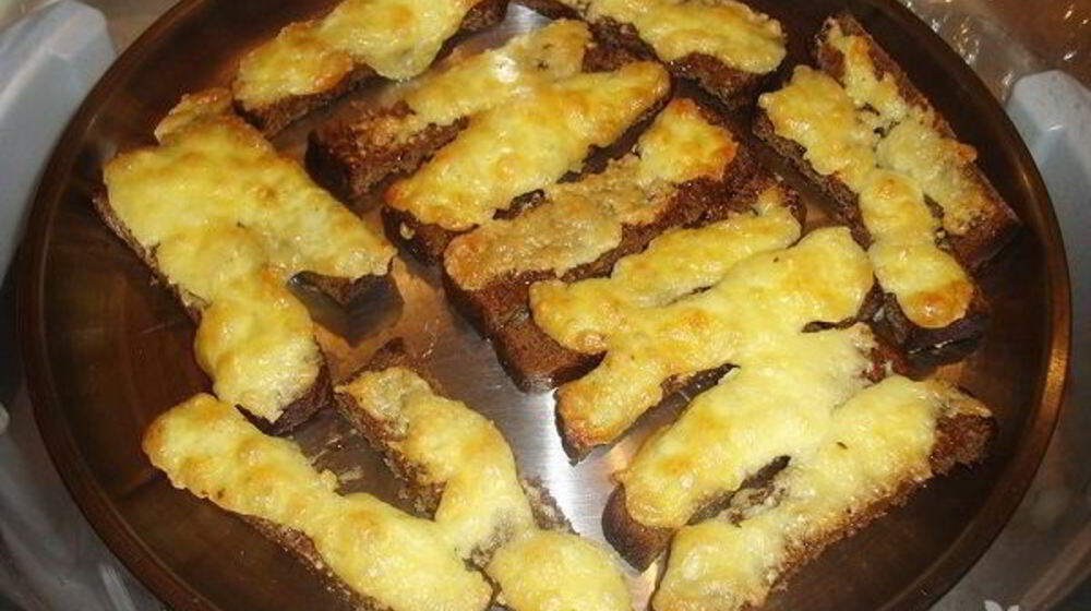 Как приготовить гренки из черного хлеба с сыром