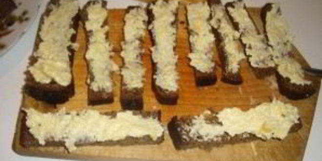 Рецепт гренков из черного хлеба с сыром