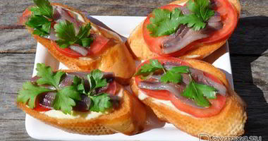 Рецепт Гренков с хамсой и помидорами