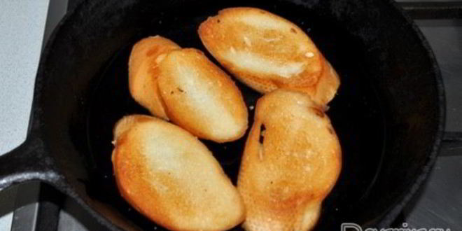 Рецепт гренков с хамсой и помидорами