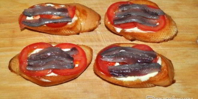 Рецепт гренков с хамсой и помидорами