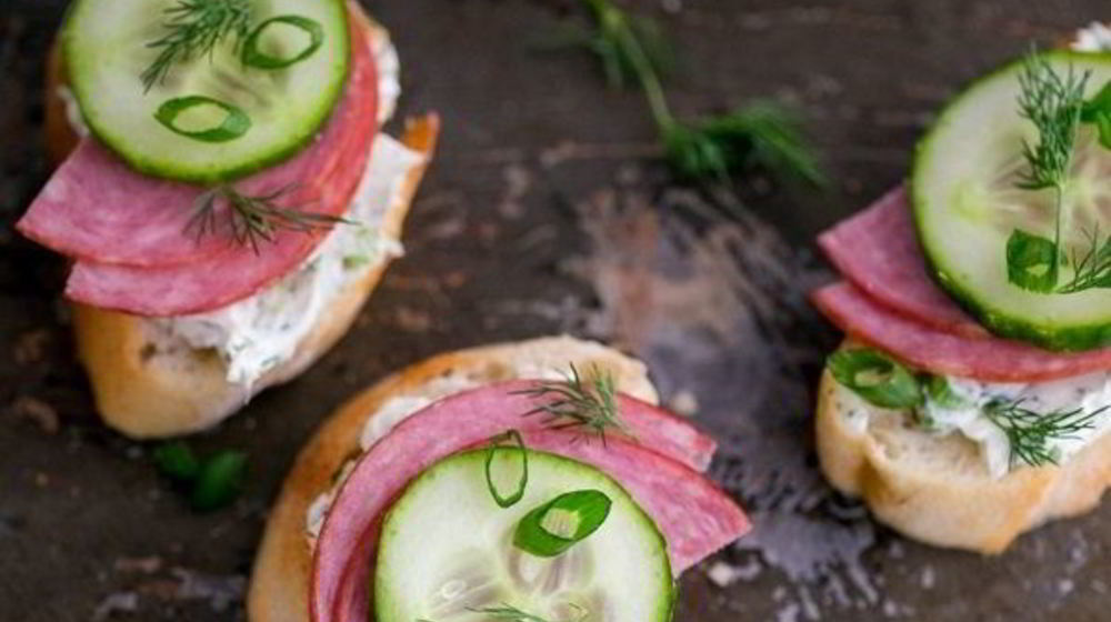 Как приготовить гренки с колбасой