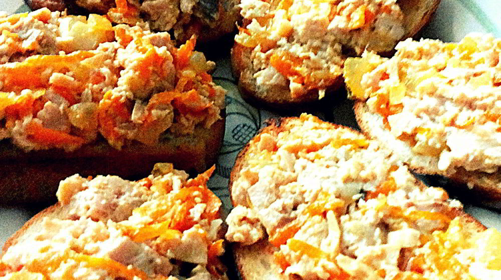 Как приготовить гренки с печенью трески, морковью и луком