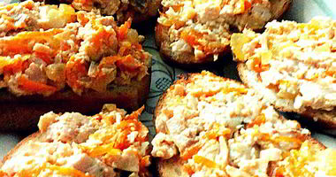 Рецепт Гренков с печенью трески, морковью и луком