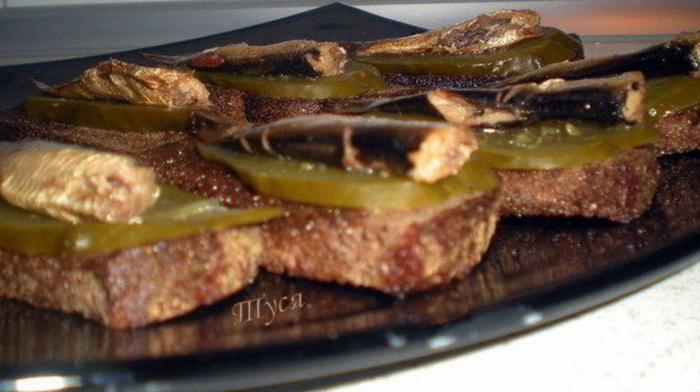 Как приготовить гренки с шпротами