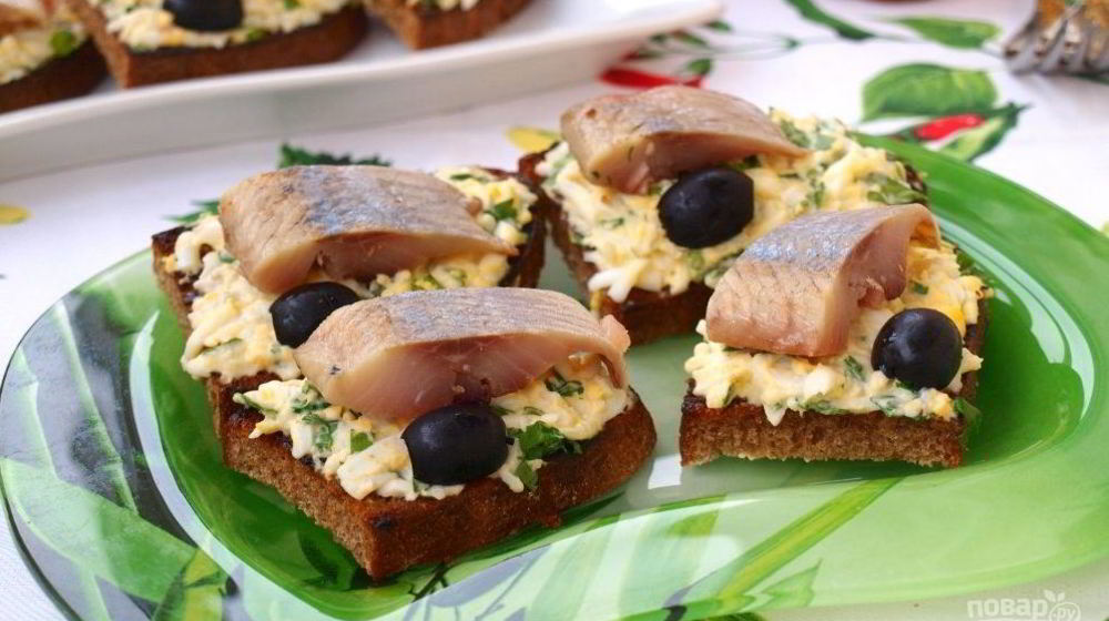 Как приготовить гренки с яйцом и селедкой