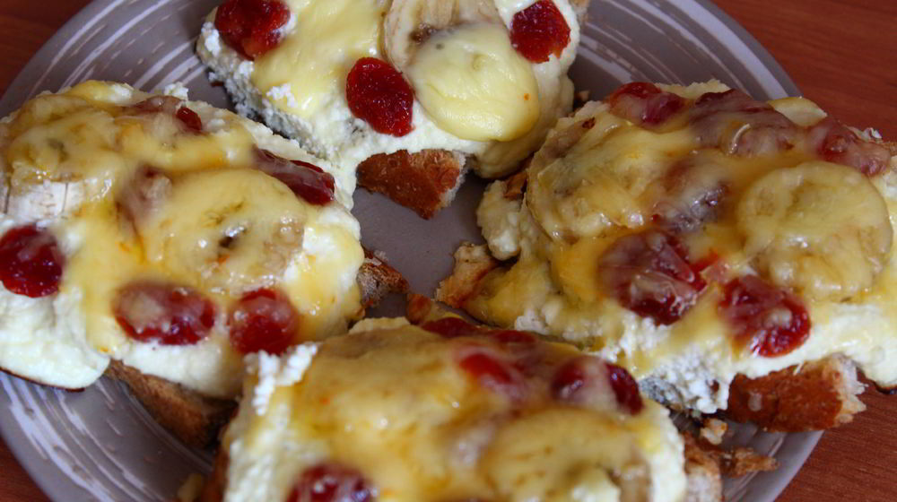 Как приготовить гренки с запеченным творогом