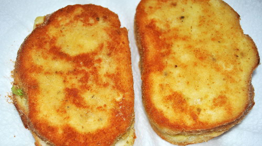 Как приготовить хрустящие жареный гренки с курицей и сыром