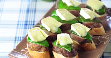 Рецепт Горячих канапе из свиной вырезки с сыром бри