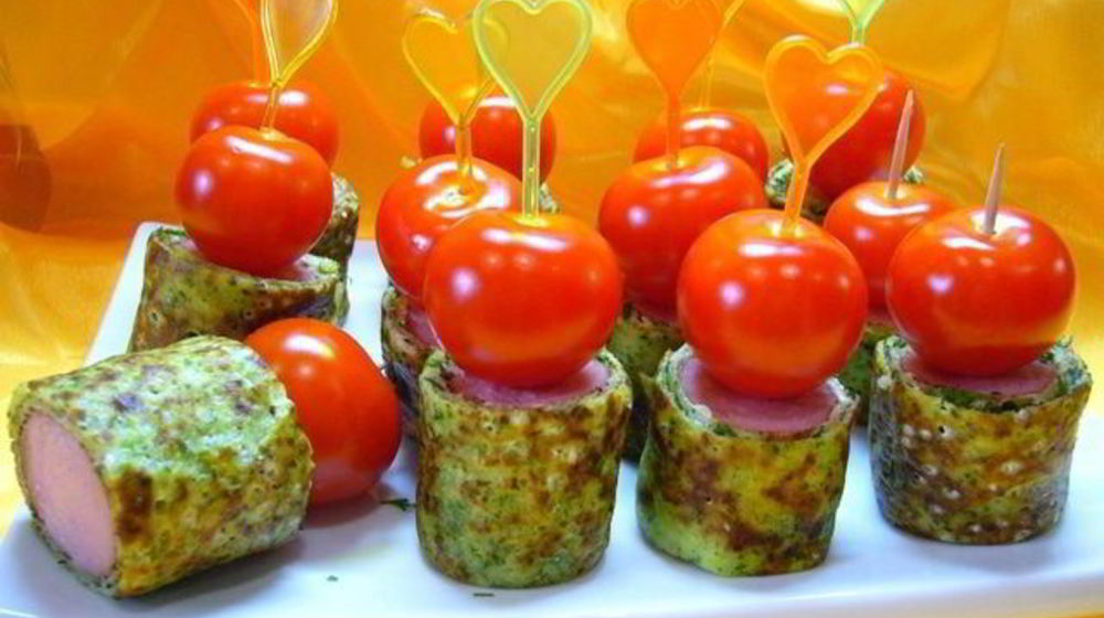 Как приготовить канапе из блинчиков с сосисками и помидорками черри