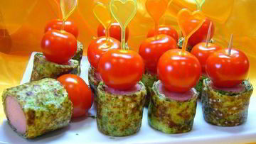 Рецепт Канапе из блинчиков с сосисками и помидорками черри