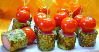 Рецепт Канапе из блинчиков с сосисками и помидорками черри