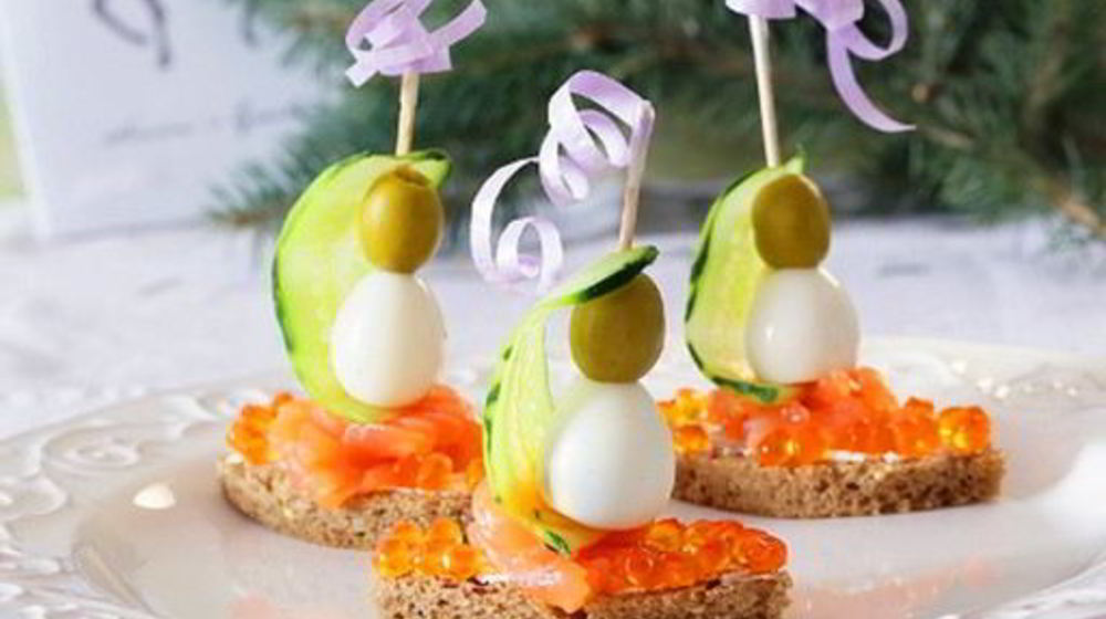 Как приготовить канапе из форели, молодого сыра и перепелиного яйца