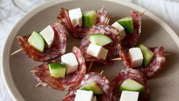 Рецепт Канапе из салями с фетой и огурцом