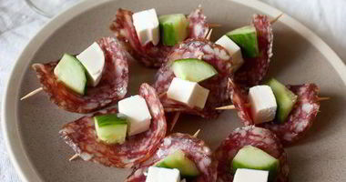 Рецепт Канапе из салями с фетой и огурцом