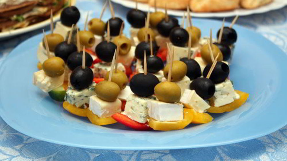 Как приготовить канапе на шпажках