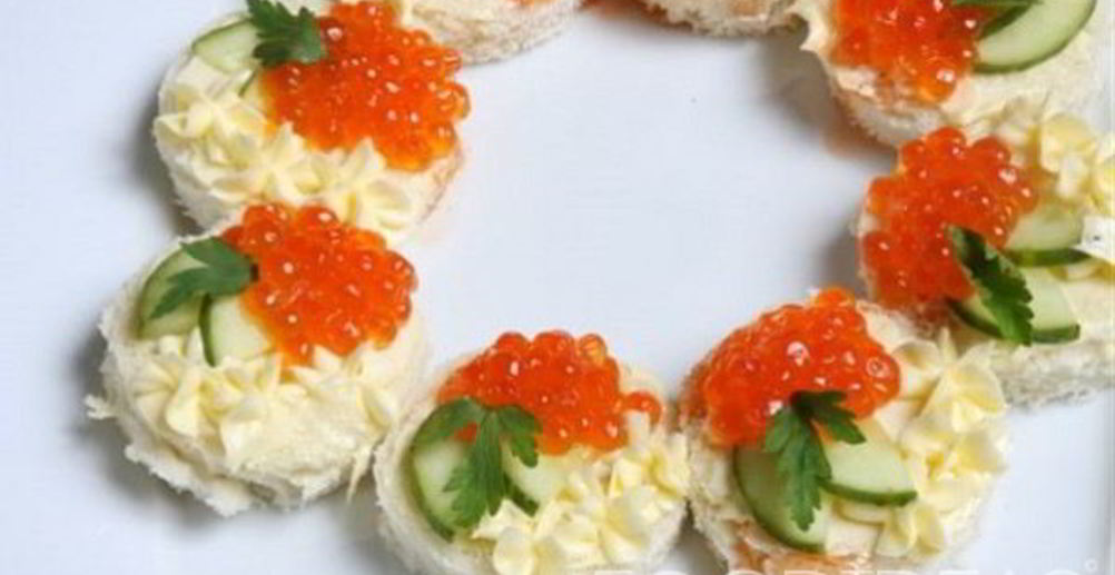 Рецепт канапе из блинчиков с сосисками и помидорками черри