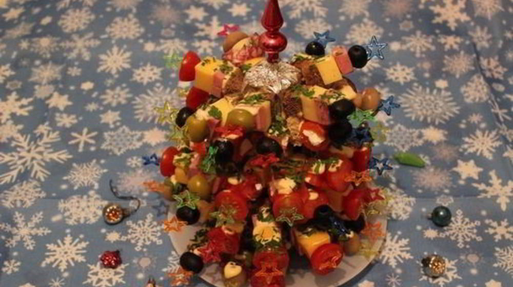 Как приготовить канапе с колбасой и сыром