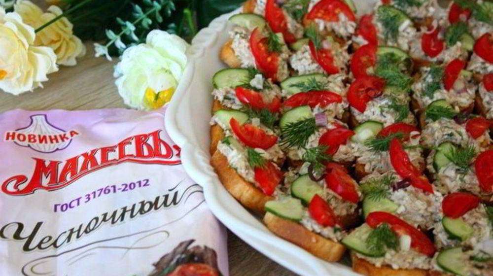 Как приготовить канапе с консервированным тунцом и чесночным майонезом