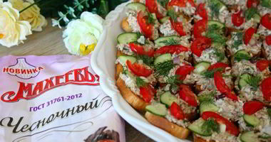 Рецепт Канапе с консервированным тунцом и чесночным майонезом