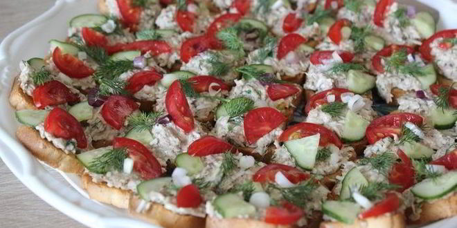 Рецепт канапе с консервированным тунцом и чесночным майонезом