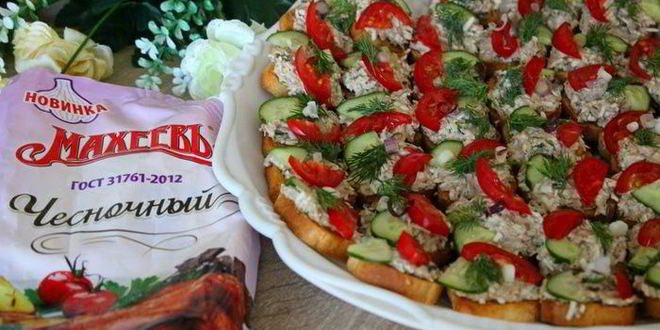 Рецепт канапе с консервированным тунцом и чесночным майонезом