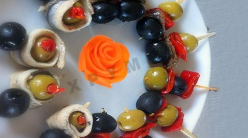 Как приготовить канапе с оливками на шпажках