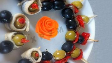 Рецепт Канапе с оливками на шпажках