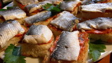 Рецепт Канапе с селедкой и томатным маслом