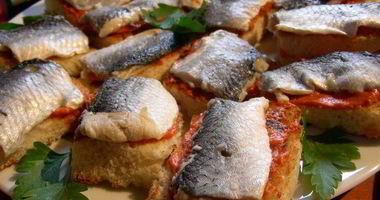 Рецепт Канапе с селедкой и томатным маслом