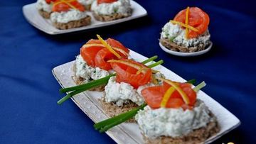 Рецепт Канапе закусочные с красной рыбой и сырным кремом
