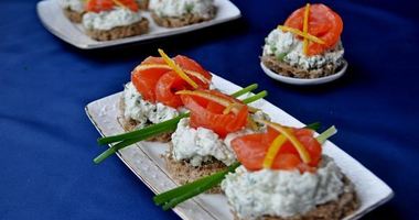Рецепт Канапе закусочные с красной рыбой и сырным кремом