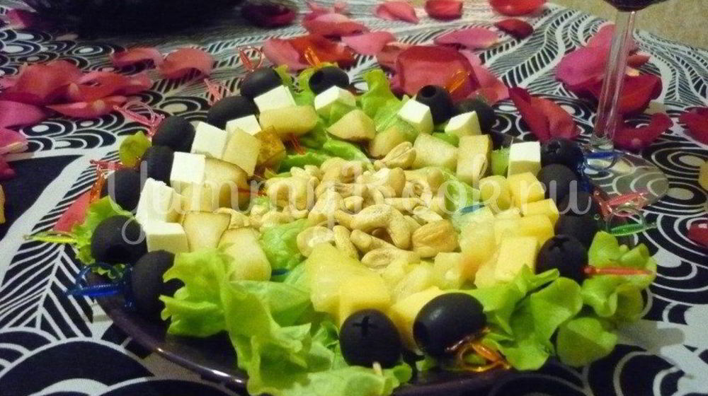 Как приготовить пикантные канапе с сыром, фруктами и маслинами