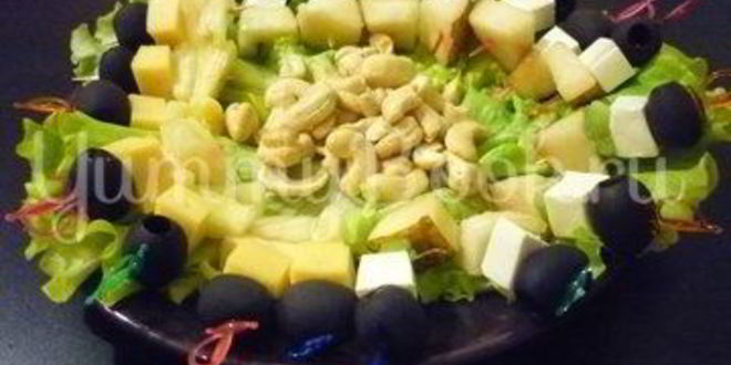 Рецепт пикантных канапе с сыром, фруктами и маслинами