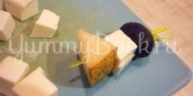 Рецепт пикантных канапе с сыром, фруктами и маслинами